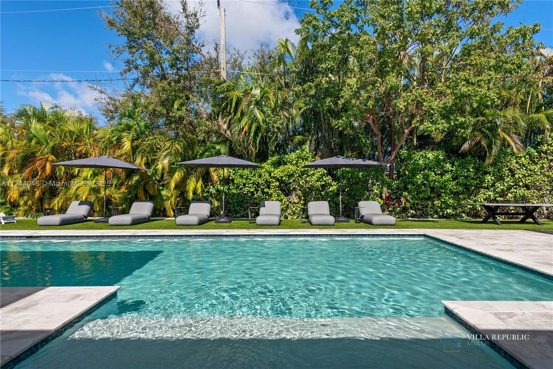 出租: $45,000 (5 贝兹, 4 浴室, 3470 平方英尺)