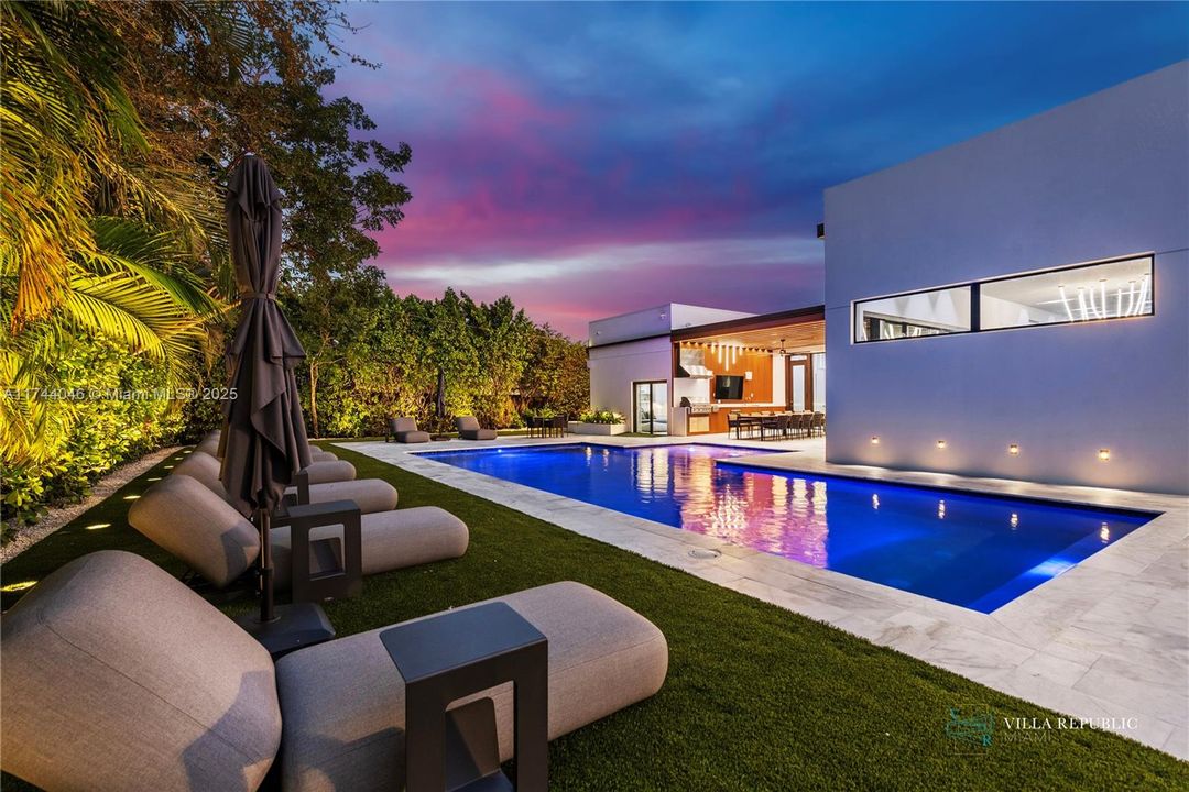 出租: $45,000 (5 贝兹, 4 浴室, 3470 平方英尺)