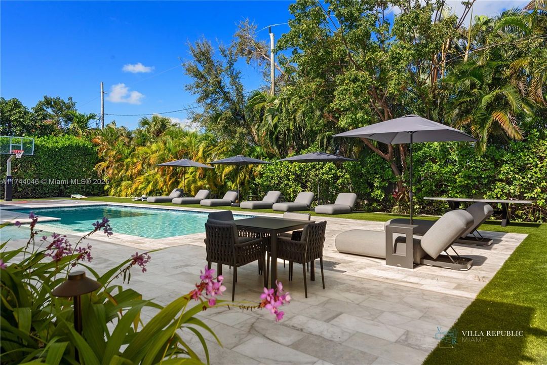 出租: $45,000 (5 贝兹, 4 浴室, 3470 平方英尺)