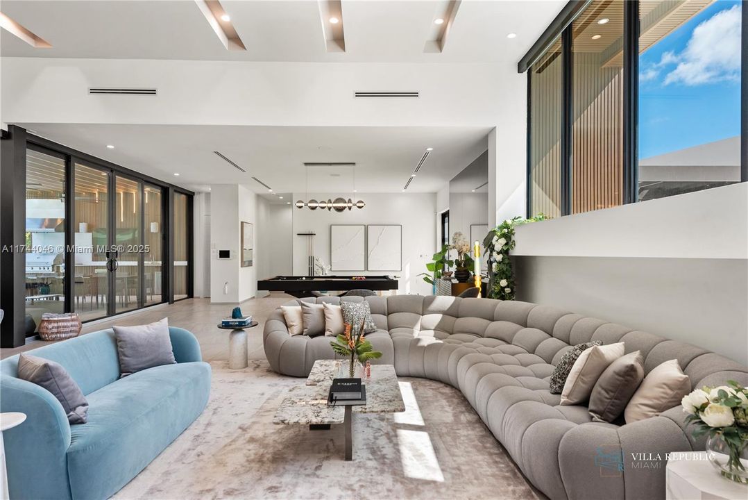 出租: $45,000 (5 贝兹, 4 浴室, 3470 平方英尺)