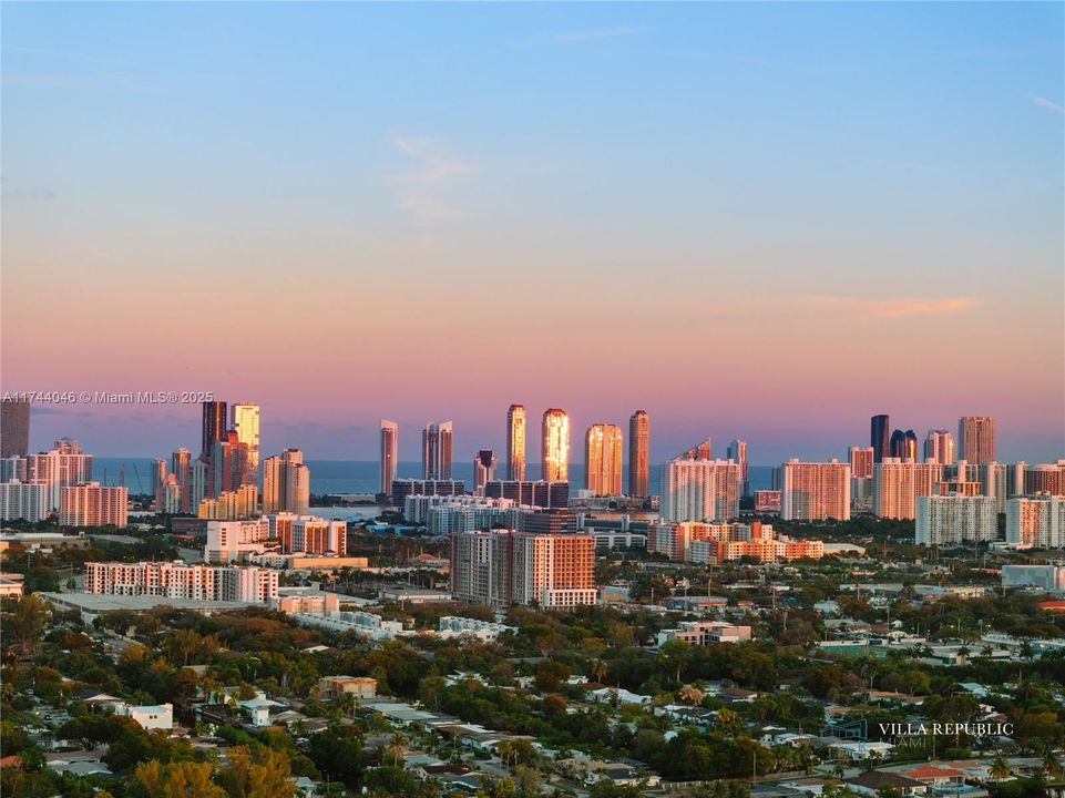 出租: $45,000 (5 贝兹, 4 浴室, 3470 平方英尺)