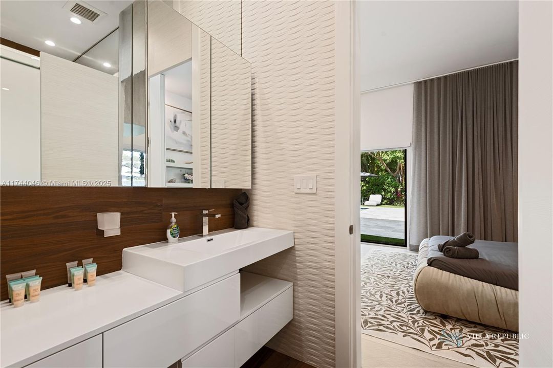 出租: $45,000 (5 贝兹, 4 浴室, 3470 平方英尺)