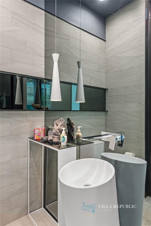 出租: $45,000 (5 贝兹, 4 浴室, 3470 平方英尺)