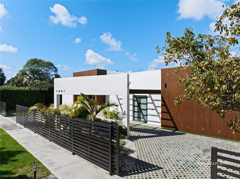 出租: $45,000 (5 贝兹, 4 浴室, 3470 平方英尺)