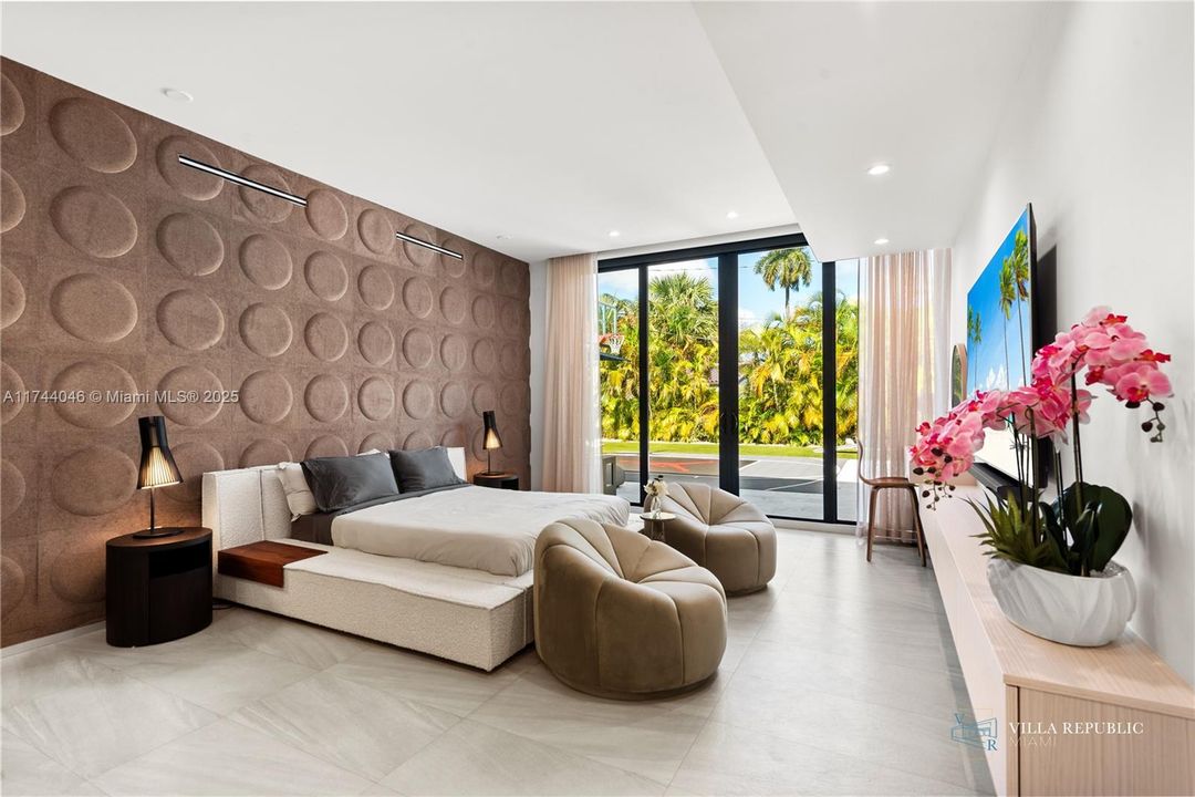 出租: $45,000 (5 贝兹, 4 浴室, 3470 平方英尺)