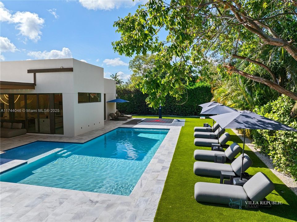 出租: $45,000 (5 贝兹, 4 浴室, 3470 平方英尺)