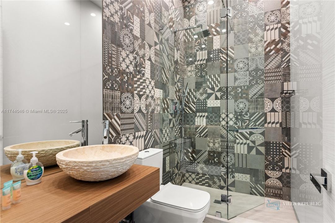 出租: $45,000 (5 贝兹, 4 浴室, 3470 平方英尺)