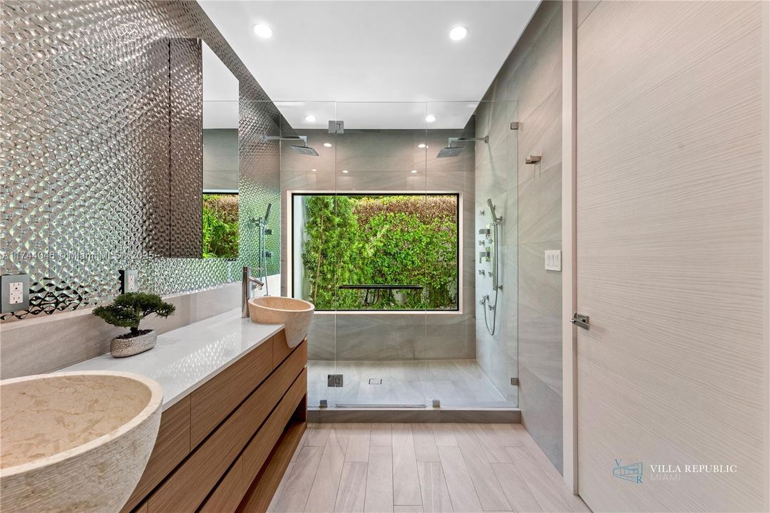 出租: $45,000 (5 贝兹, 4 浴室, 3470 平方英尺)