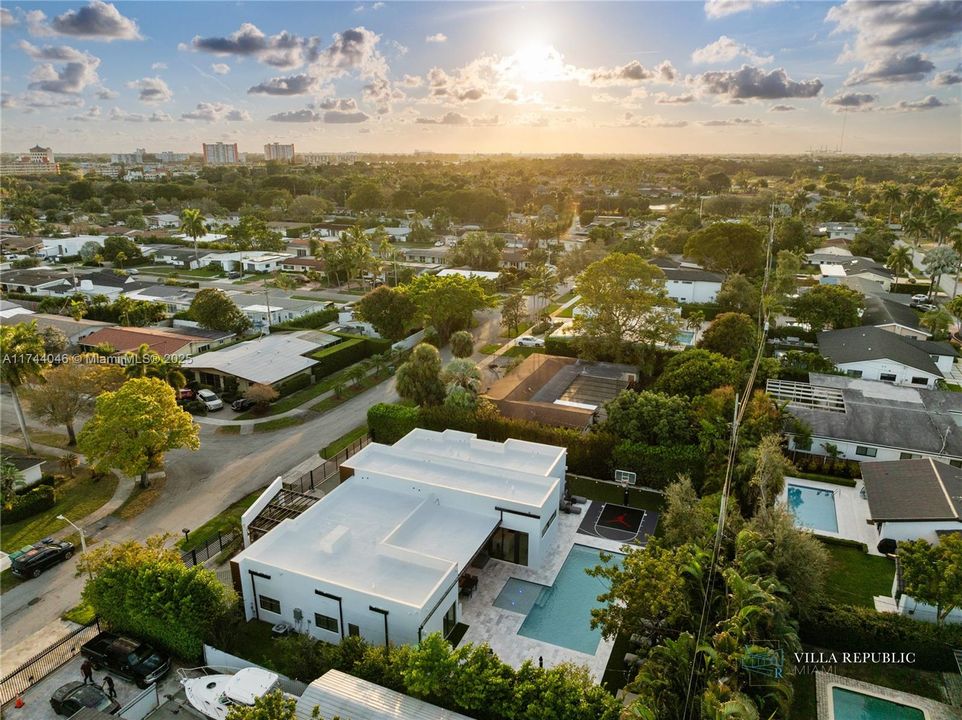 出租: $45,000 (5 贝兹, 4 浴室, 3470 平方英尺)