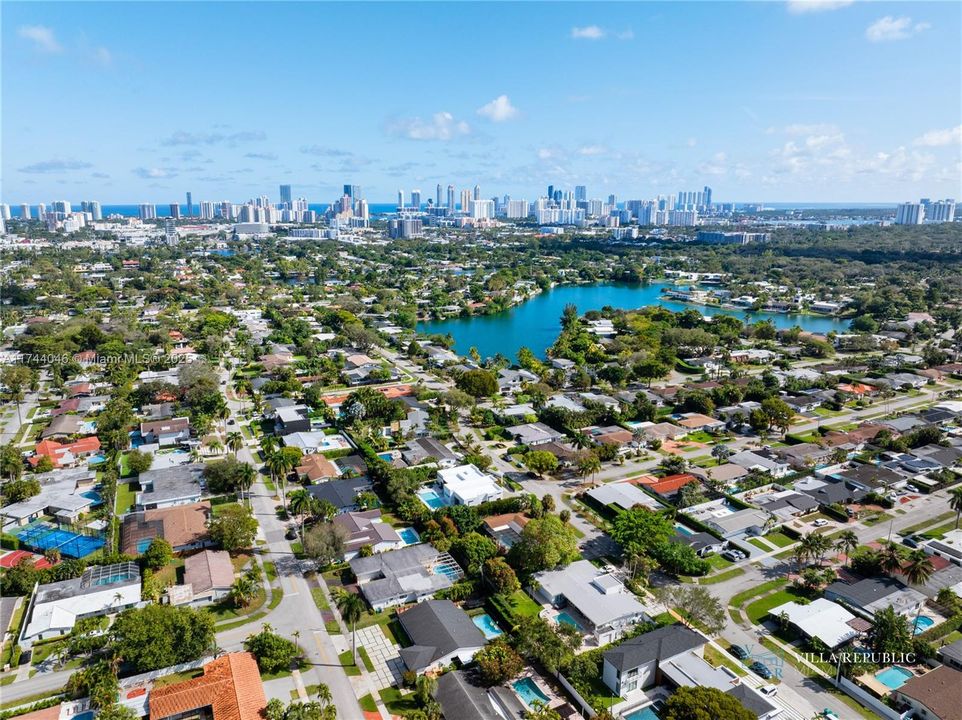 出租: $45,000 (5 贝兹, 4 浴室, 3470 平方英尺)