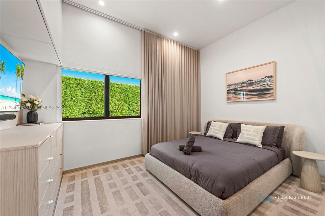 出租: $45,000 (5 贝兹, 4 浴室, 3470 平方英尺)