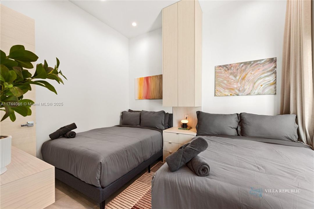 出租: $45,000 (5 贝兹, 4 浴室, 3470 平方英尺)