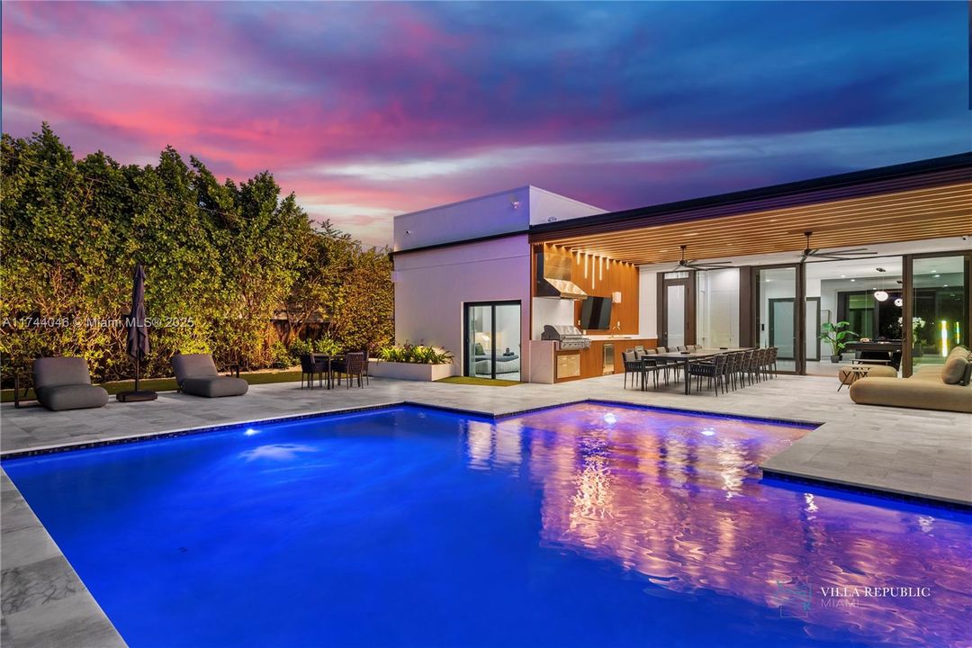 出租: $45,000 (5 贝兹, 4 浴室, 3470 平方英尺)