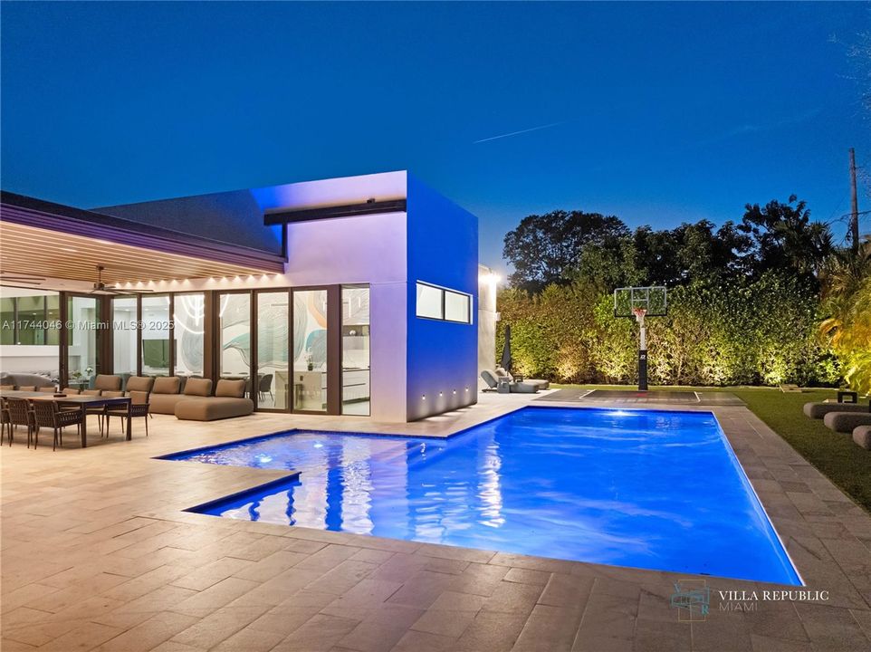 出租: $45,000 (5 贝兹, 4 浴室, 3470 平方英尺)