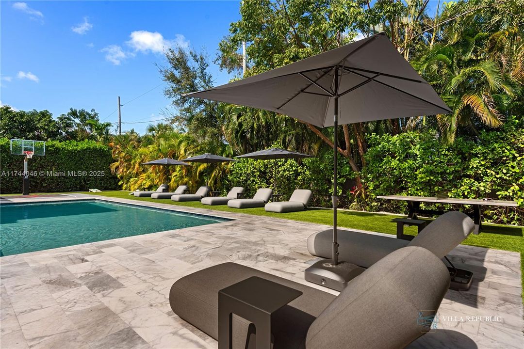 出租: $45,000 (5 贝兹, 4 浴室, 3470 平方英尺)