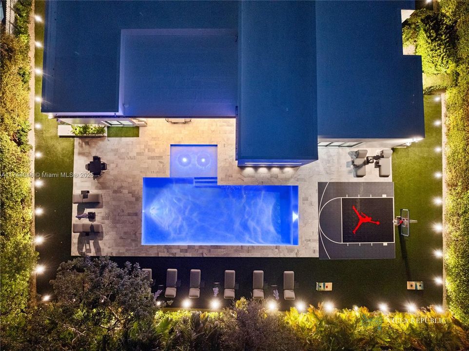 出租: $45,000 (5 贝兹, 4 浴室, 3470 平方英尺)