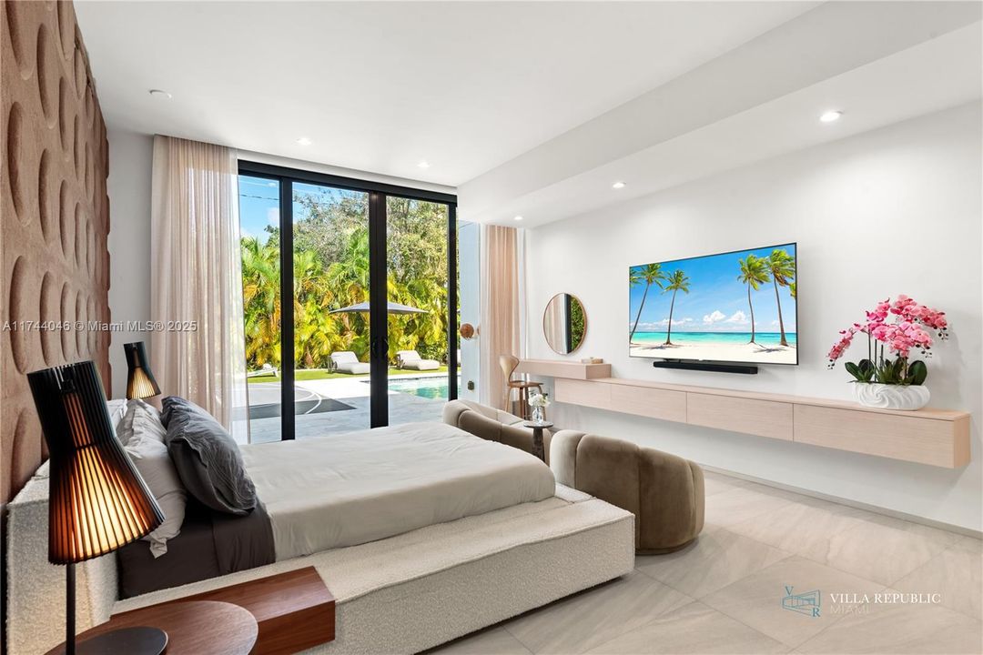 出租: $45,000 (5 贝兹, 4 浴室, 3470 平方英尺)