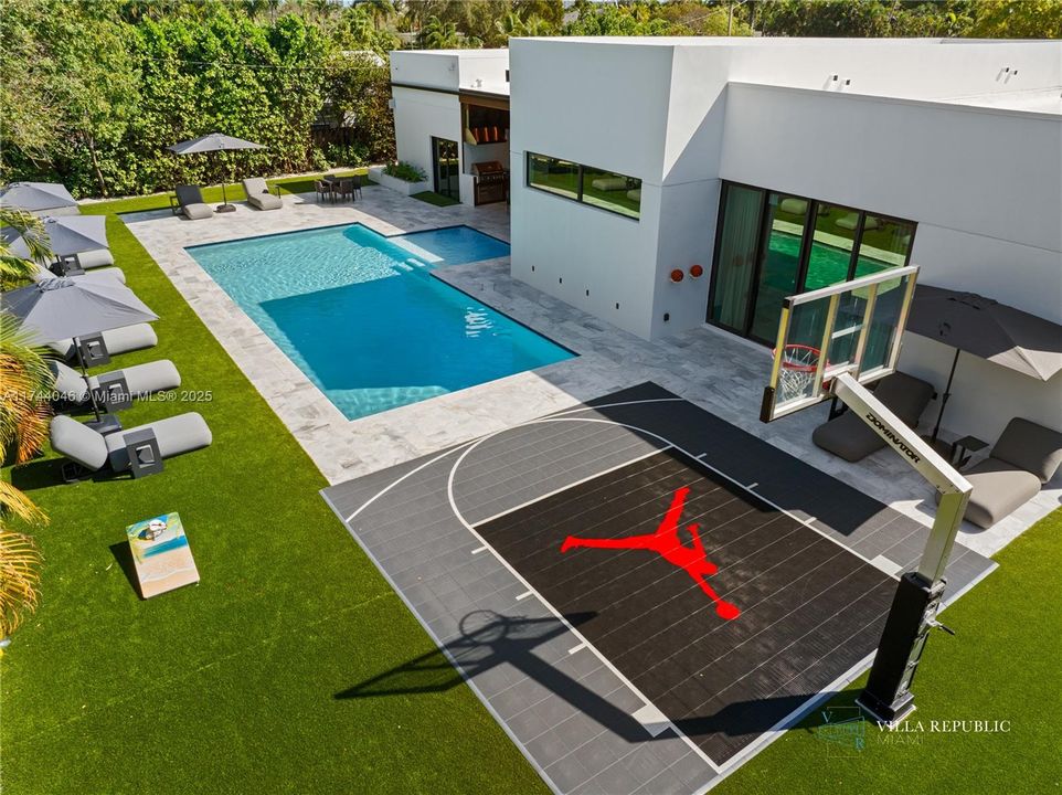 出租: $45,000 (5 贝兹, 4 浴室, 3470 平方英尺)