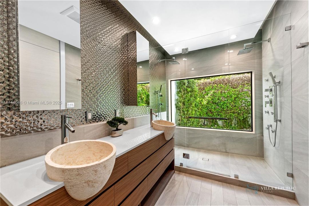 出租: $45,000 (5 贝兹, 4 浴室, 3470 平方英尺)