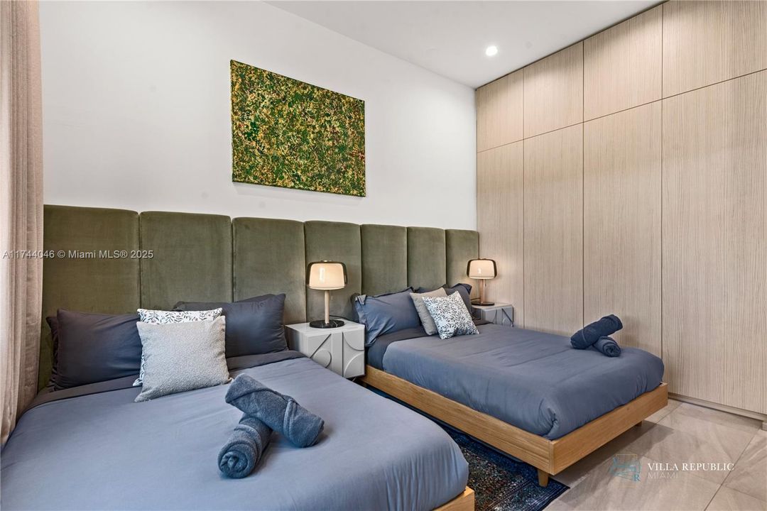 出租: $45,000 (5 贝兹, 4 浴室, 3470 平方英尺)