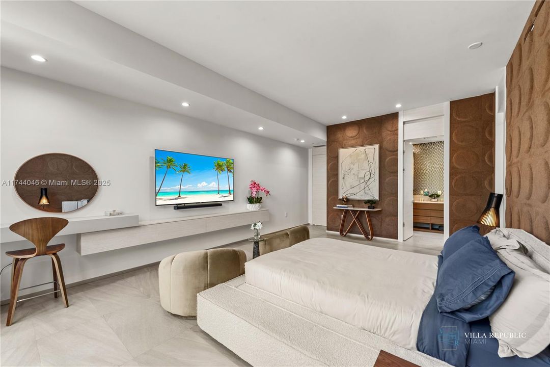 出租: $45,000 (5 贝兹, 4 浴室, 3470 平方英尺)