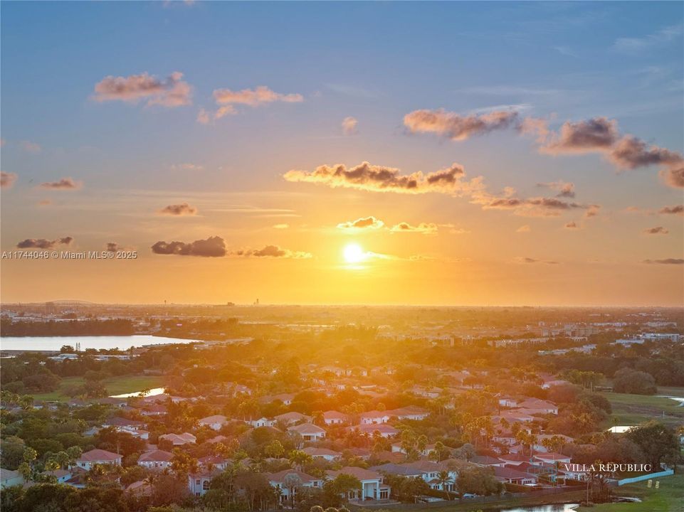 出租: $45,000 (5 贝兹, 4 浴室, 3470 平方英尺)