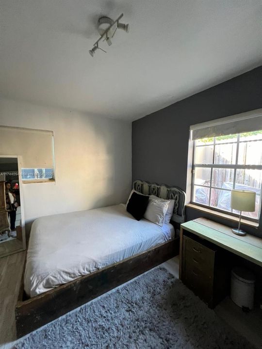 Recently Sold: $2,400,000 (3 beds, 2 baths, 2159 Square Feet)