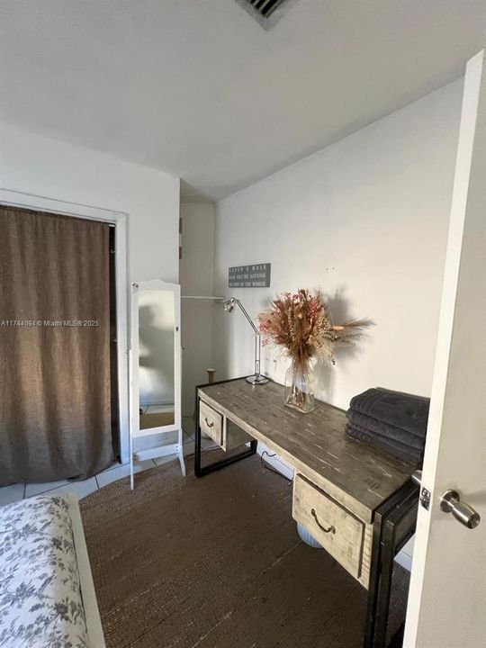 Recently Sold: $2,400,000 (3 beds, 2 baths, 2159 Square Feet)