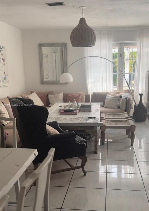 Recently Sold: $2,400,000 (3 beds, 2 baths, 2159 Square Feet)