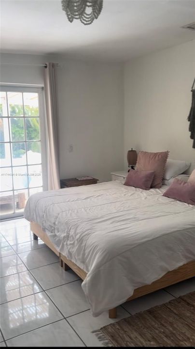 Recently Sold: $2,400,000 (3 beds, 2 baths, 2159 Square Feet)