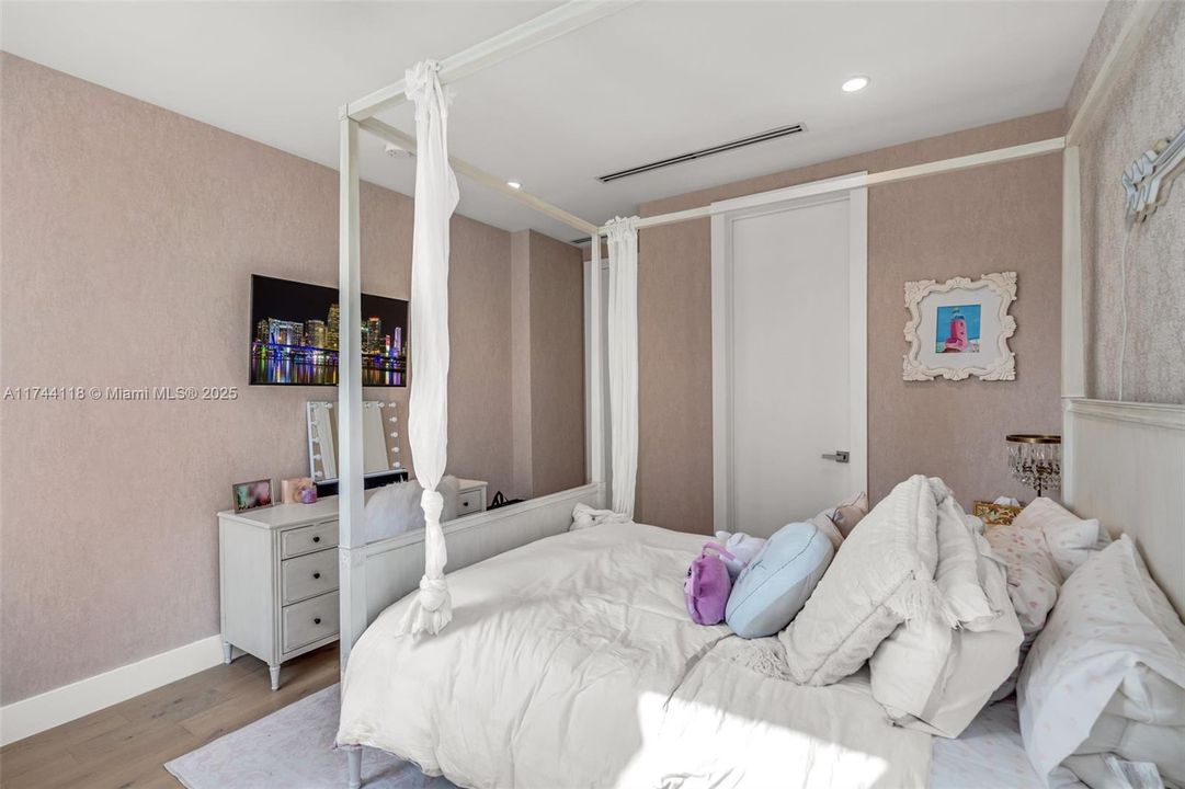 For Sale: $6,500,000 (6 beds, 6 baths, 3670 Square Feet)