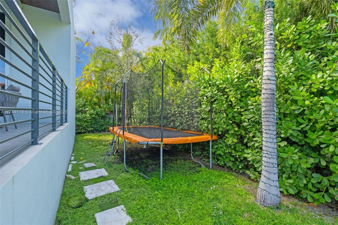 For Sale: $6,500,000 (6 beds, 6 baths, 3670 Square Feet)