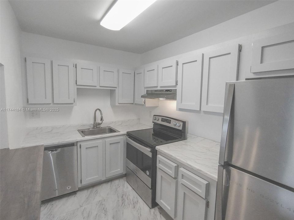 For Sale: $94,900 (1 beds, 1 baths, 783 Square Feet)