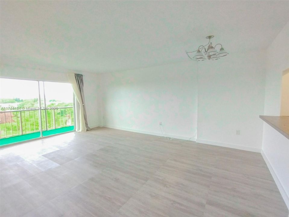 For Sale: $94,900 (1 beds, 1 baths, 783 Square Feet)