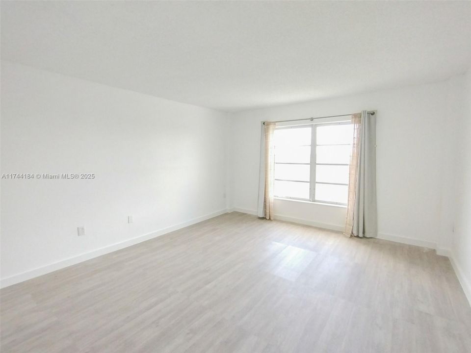 For Sale: $94,900 (1 beds, 1 baths, 783 Square Feet)