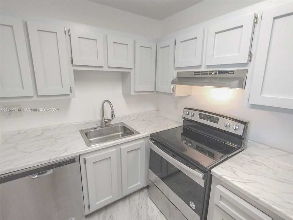For Sale: $94,900 (1 beds, 1 baths, 783 Square Feet)