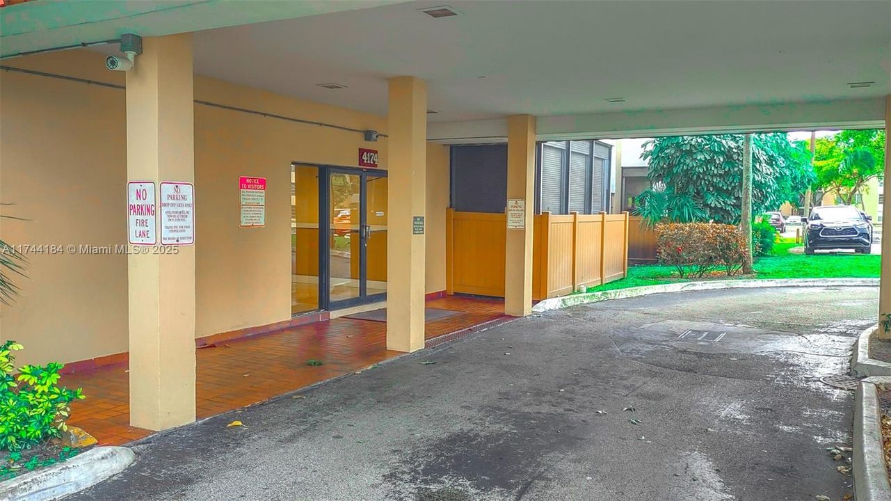 For Sale: $94,900 (1 beds, 1 baths, 783 Square Feet)