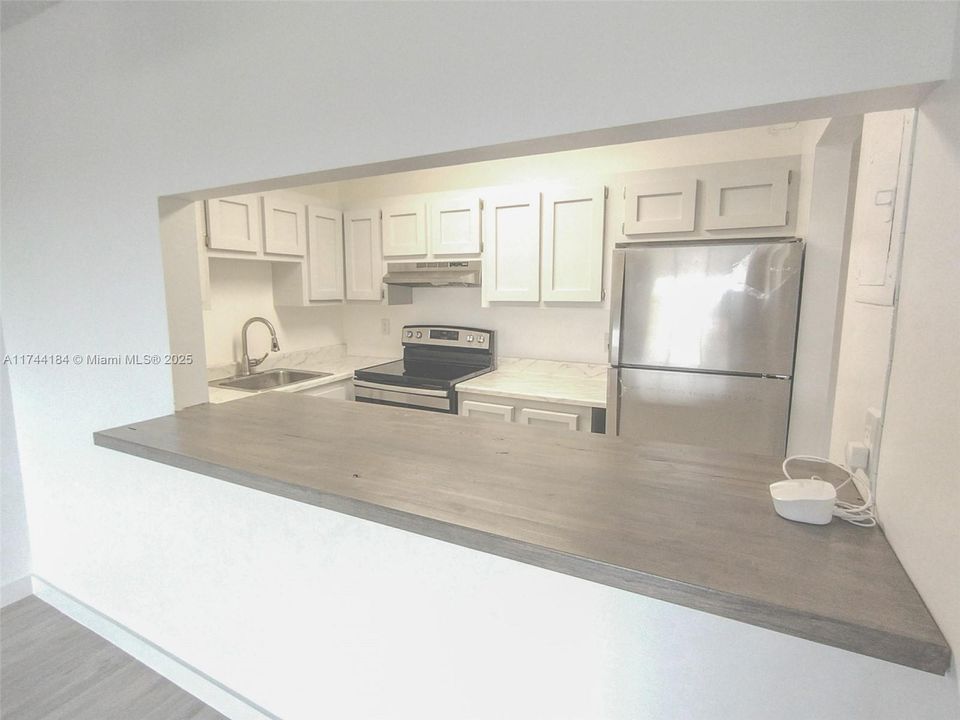 For Sale: $94,900 (1 beds, 1 baths, 783 Square Feet)