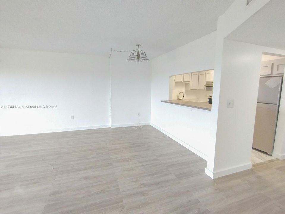 For Sale: $94,900 (1 beds, 1 baths, 783 Square Feet)