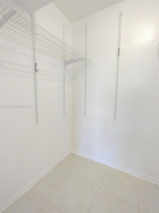 For Sale: $94,900 (1 beds, 1 baths, 783 Square Feet)