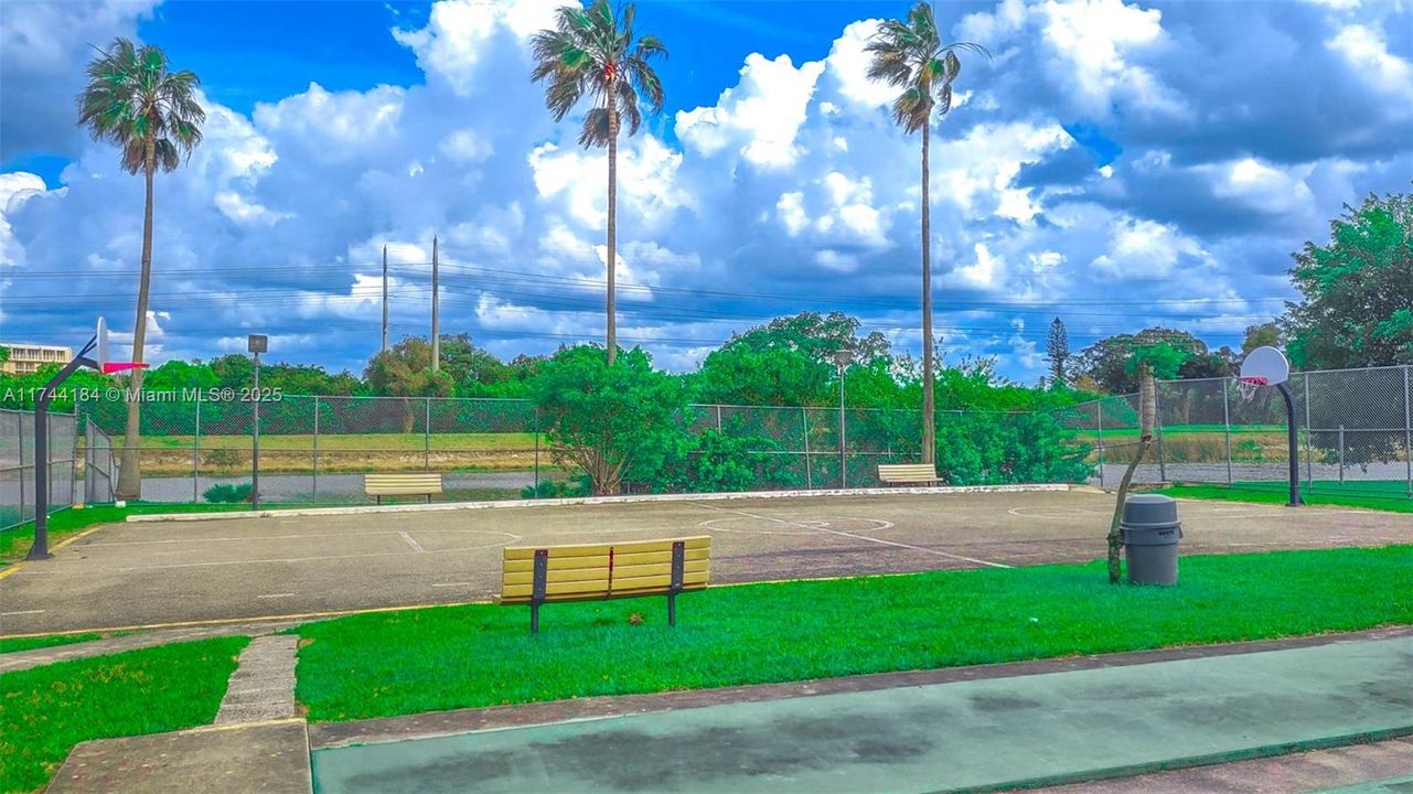 For Sale: $94,900 (1 beds, 1 baths, 783 Square Feet)