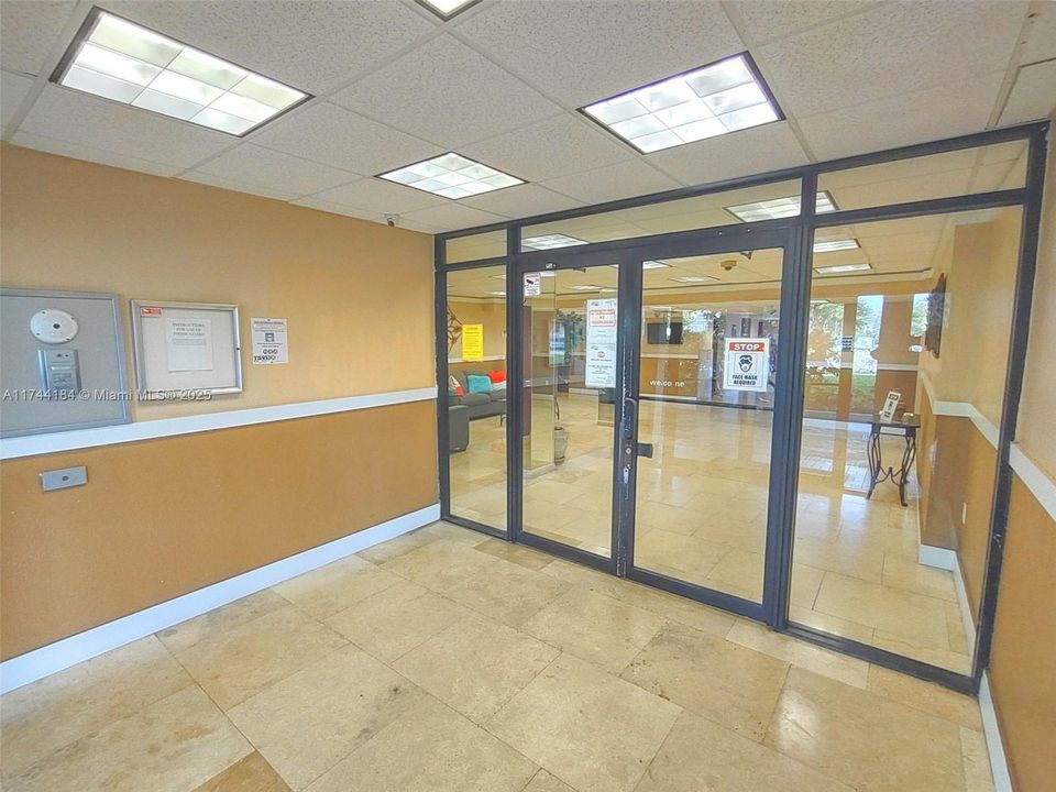 For Sale: $94,900 (1 beds, 1 baths, 783 Square Feet)