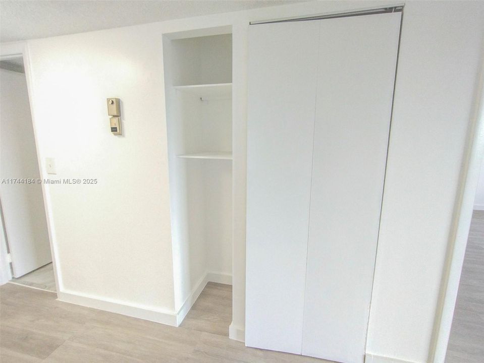 For Sale: $94,900 (1 beds, 1 baths, 783 Square Feet)