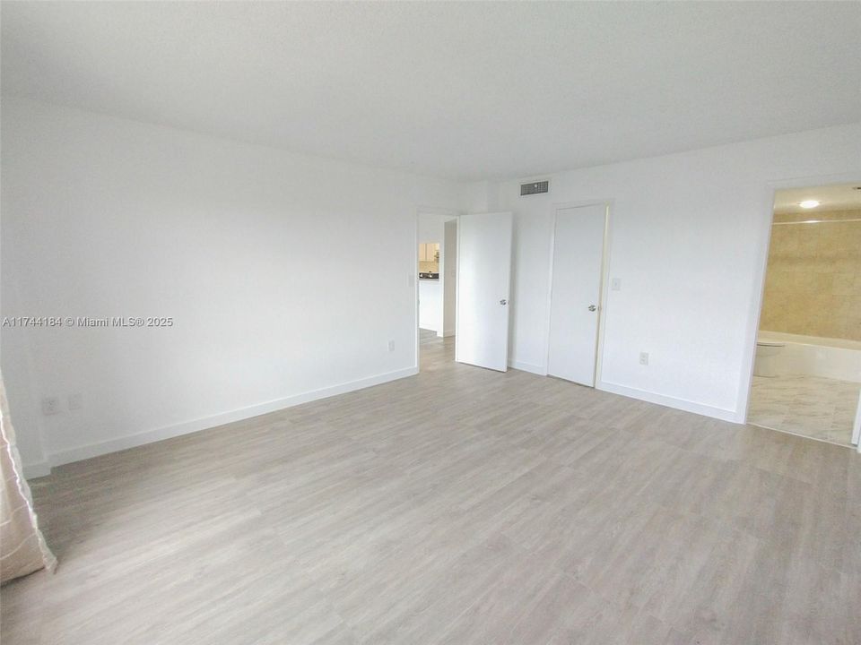 For Sale: $94,900 (1 beds, 1 baths, 783 Square Feet)
