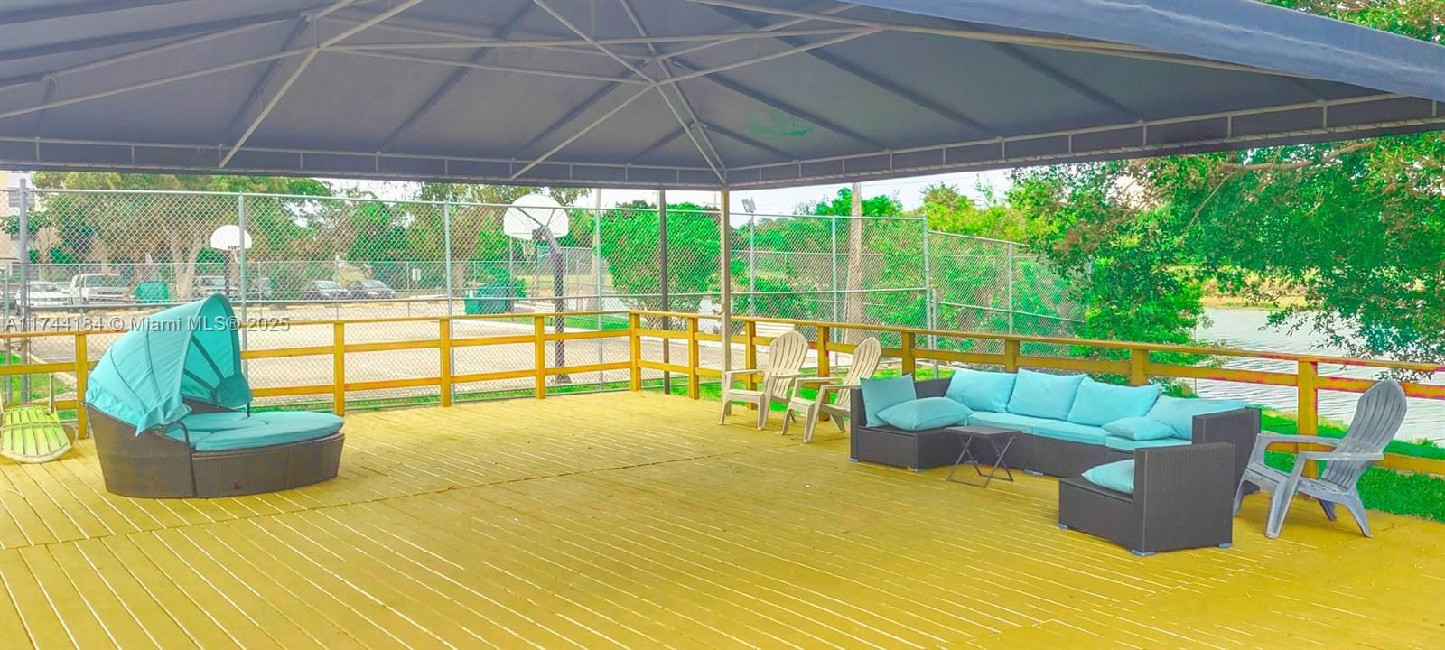 For Sale: $94,900 (1 beds, 1 baths, 783 Square Feet)