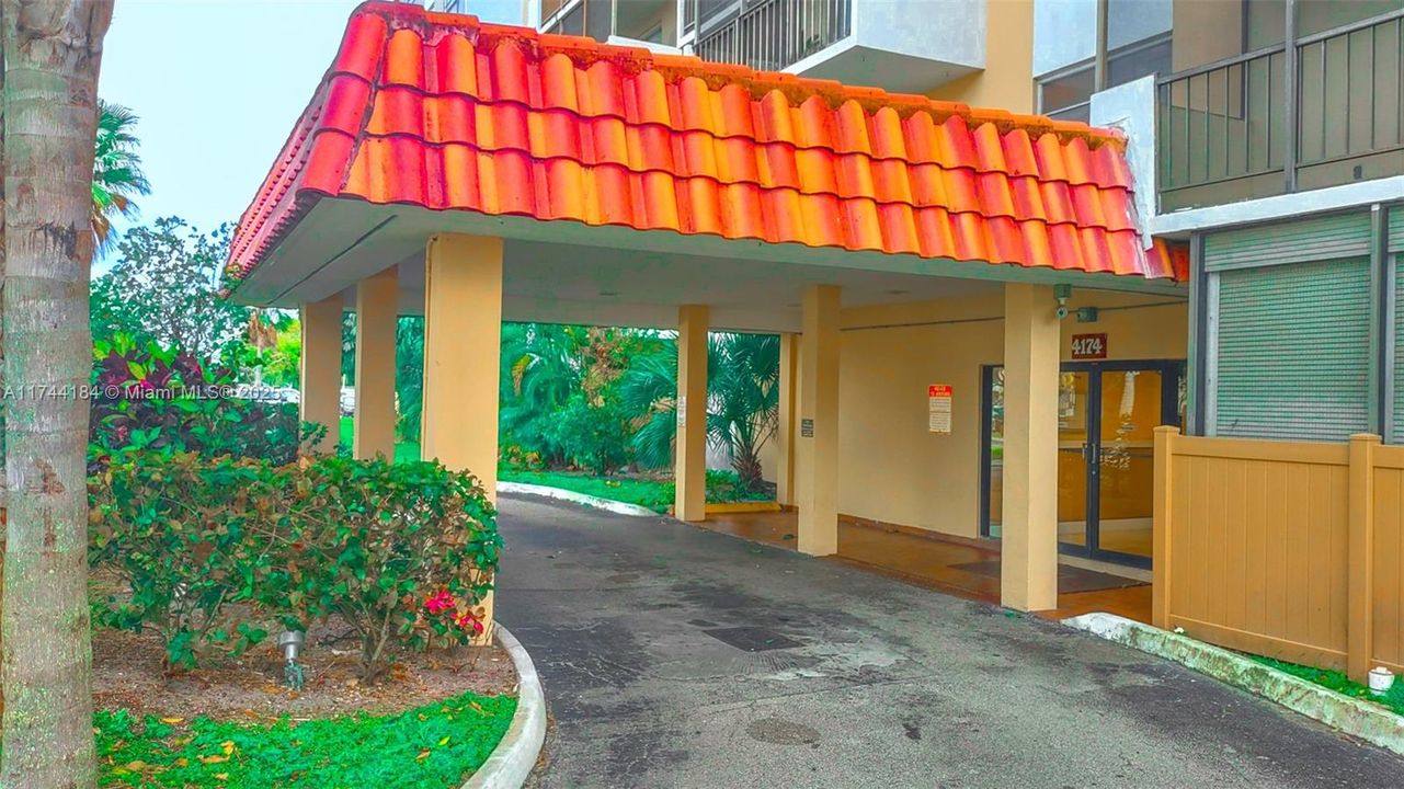 For Sale: $94,900 (1 beds, 1 baths, 783 Square Feet)
