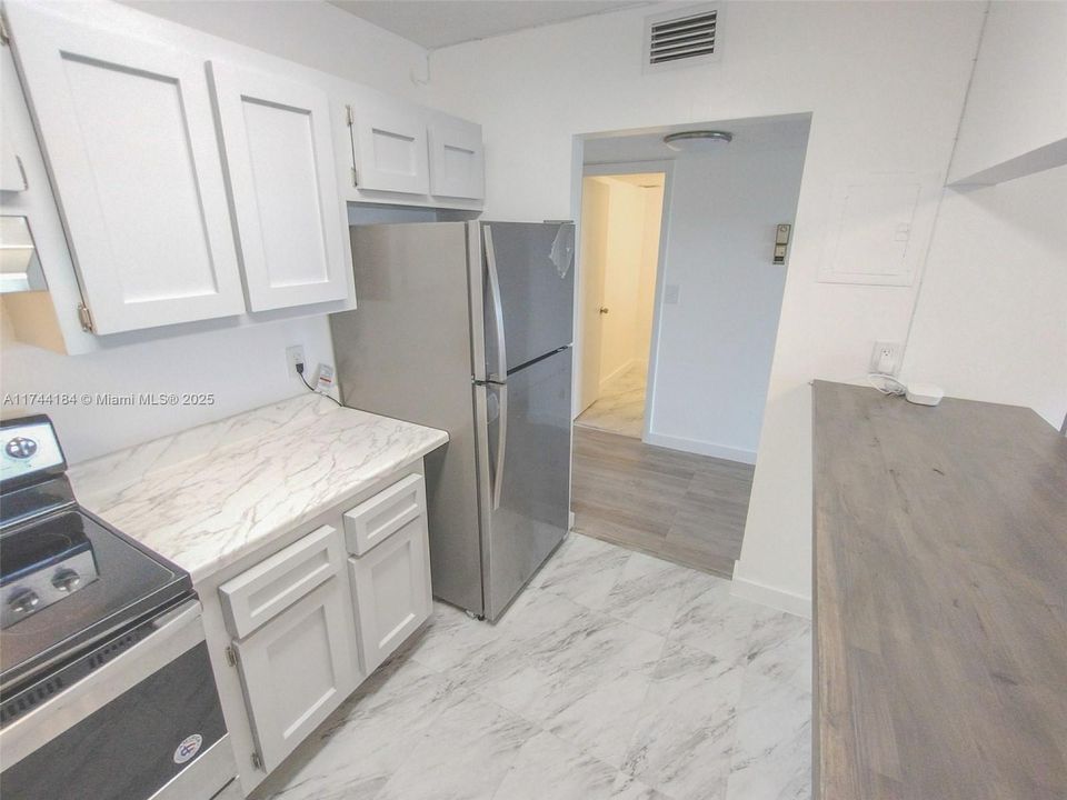 For Sale: $94,900 (1 beds, 1 baths, 783 Square Feet)