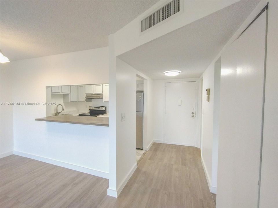 For Sale: $94,900 (1 beds, 1 baths, 783 Square Feet)