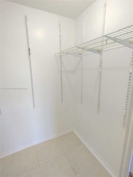 For Sale: $94,900 (1 beds, 1 baths, 783 Square Feet)