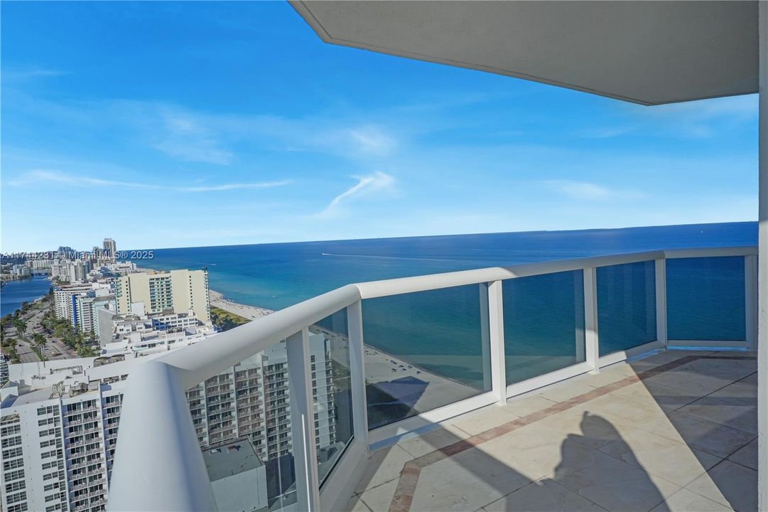 Recently Sold: $1,695,000 (2 beds, 2 baths, 1380 Square Feet)